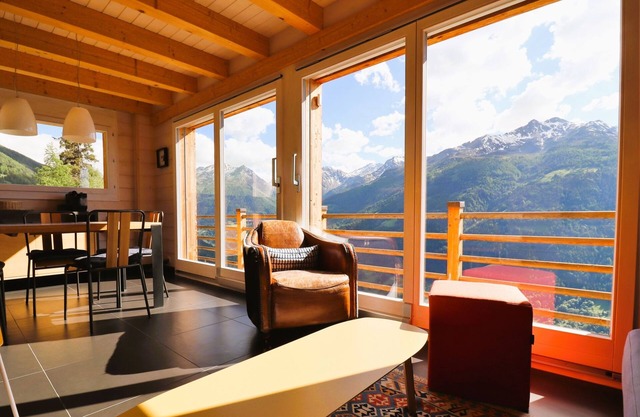 Outside: detached chalet on 3 floors with magnificent views, sleeps 4 - approx. 80m2Interiors