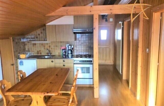 Outside : three-room attic flat in a chalet, for 4 persons, south-west -Inside : 60 sqm, living, di