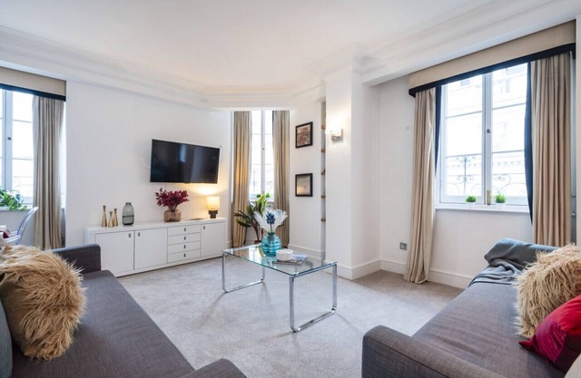 Outstanding Trafalgar Square Penthouse
