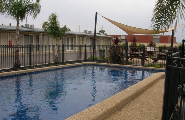 Overlander Hotel Motel