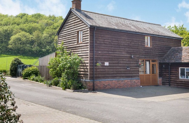 OWL BARN, pet friendly, with hot tub in Woolhope