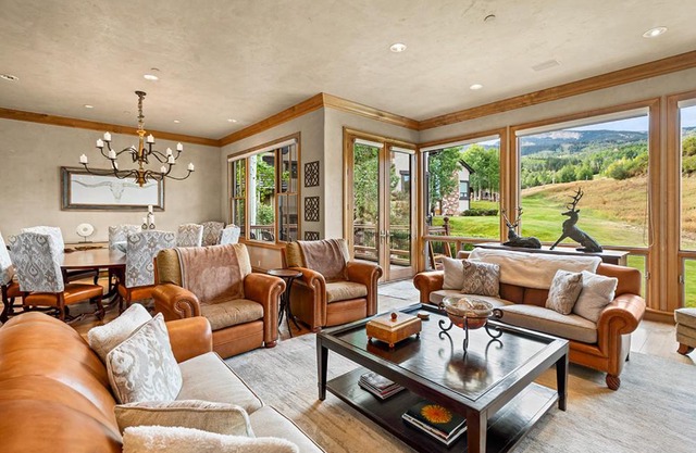Owl Creek 04, Ski-in, ski-out luxury townhome with private hot tub in Snowmass Village