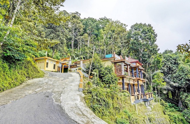 OYO 92049 D'jamus Resort Telaga Ngebel