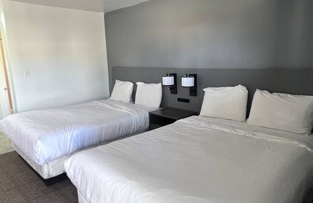 OYO Garden Inn and Suites Pearsall I-35 East