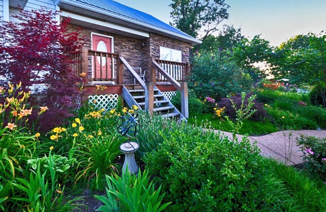 Ozark Country House, 3 bed, 2 bath, large yard, full kitchen, large deck.
