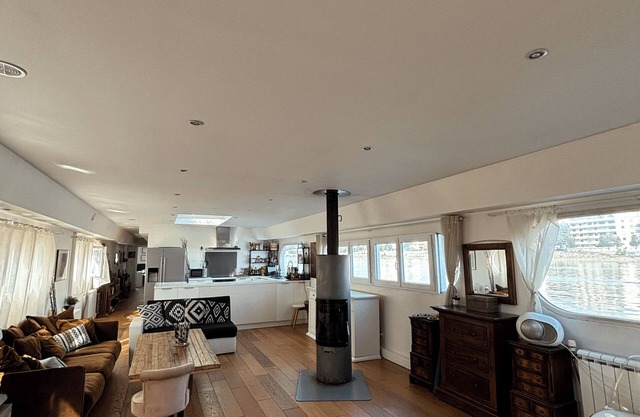 Péniche avec magnifique vue et à 15 minutes des Champs Elysées.