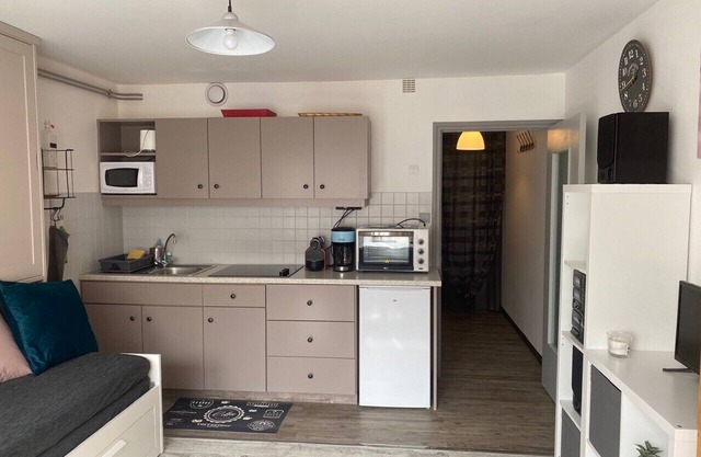 P - Renovated studio sleeps 4 - Week and/or Weekend