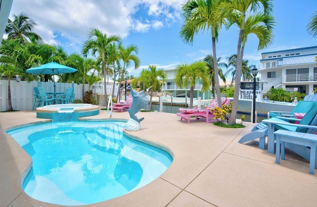 P11 - Charming 2 bedroom 2 bath duplex with private pool and dock -.