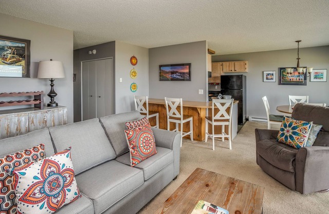 P464 2 Bedroom, Stairs down to the unit, PET FRIENDLY, single level building