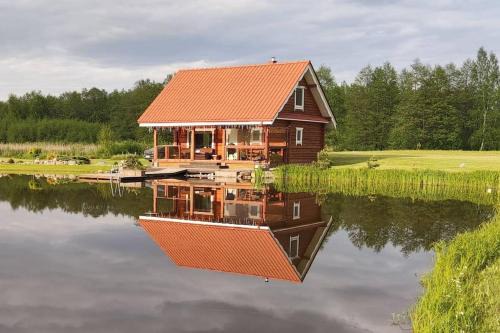 Padvarių sodyba ant tvenkinio kranto su pirtimi
