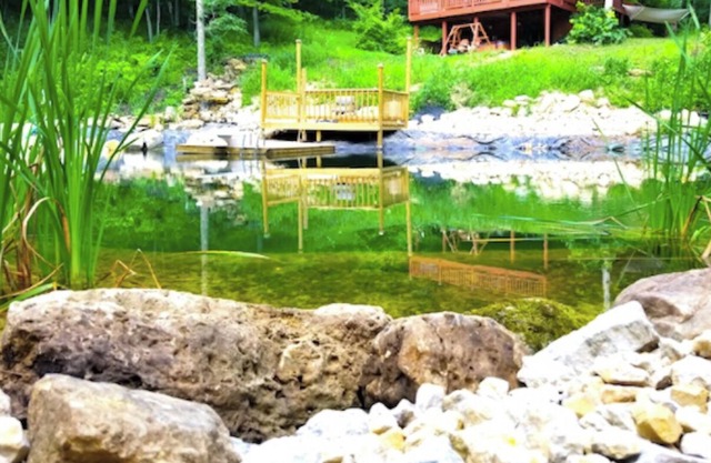 Paint Creek Lodge 5 Bedrooms with Hot Tub & Swimming Pond