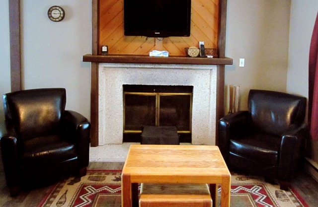 Paintbrush North- clean & quiet home with mountain views