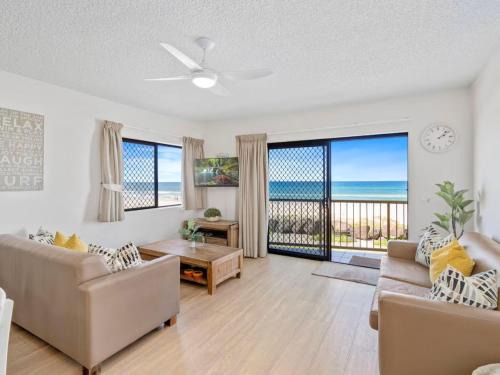 Palm Breeze - Hosted by Burleigh Letting