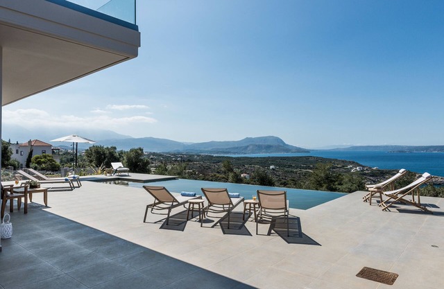 Palm by NiMaRvillas, up to 10, stylish stunning sea views infinity pool