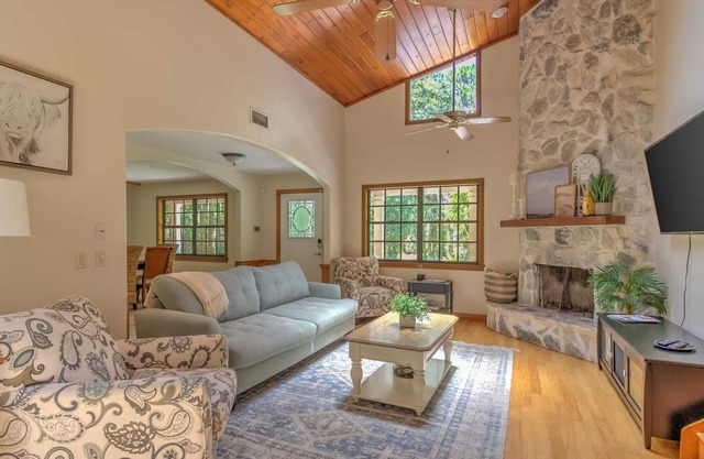 Palm City Farm|King Bed|Pool Table|Projector|Oasis