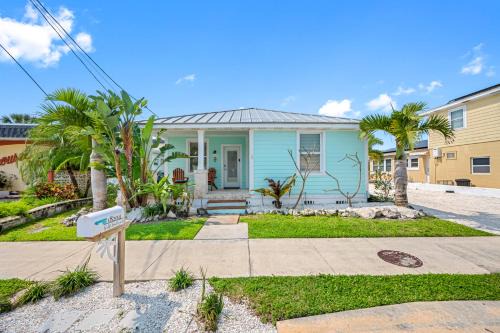 Palm Cottage- Escape to Paradise, steps from the beach!