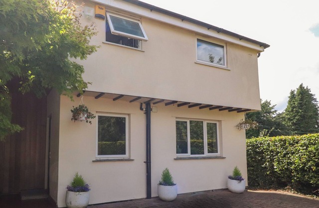 PALM COURT, pet friendly, with a garden in Burton-In-Kendal