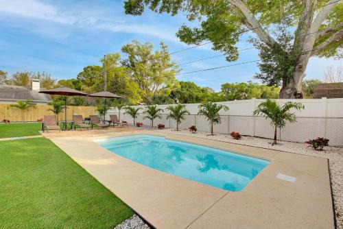 Palm Oasis-Serene Backyard Private Poolside