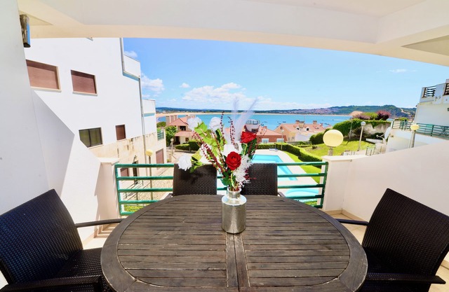 Palm Tree -Apartment with sea view, 65 m. from the beach with pool and garage