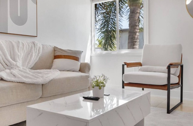 palma ceia 2416H · Steps from Bayshore! King suite | Pool | Gym | H