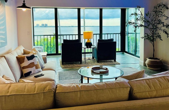 Palms on the River: 90+ Day Rental, Amenities + View, Near Downtown Fort Meyers