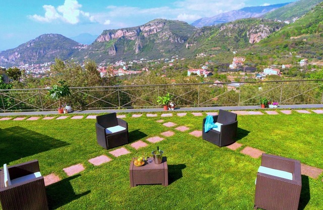 Panoramic apartment with garden and private parking