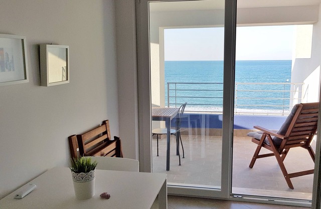 Panoramic beachfront ideal for two couples