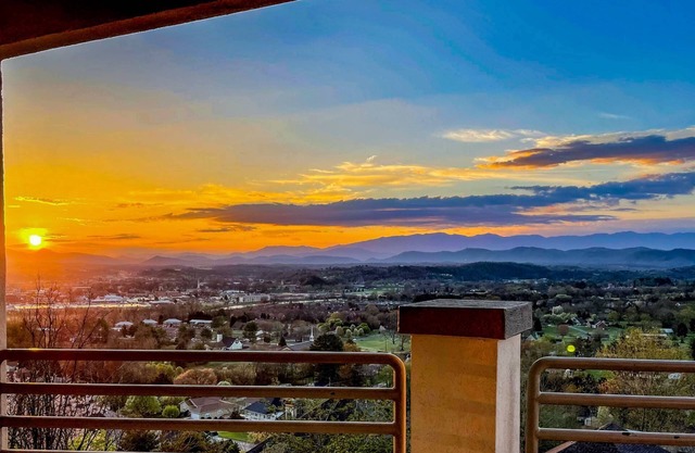 Panoramic Mountain Range Views! Spacious 2 King BR Chalet w/Garage, Jacuzzi, WiFi & Free Tickets