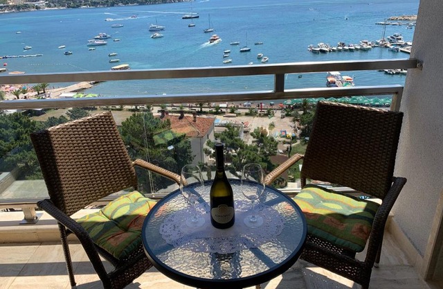 Panoramic sea view 3-bedroom apartment 50 m from the sea