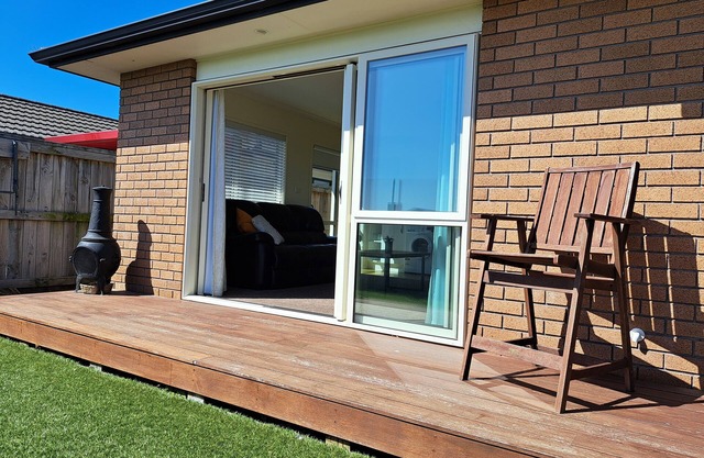 Papamoa Beach Warm Modern & Secure Local Apartment