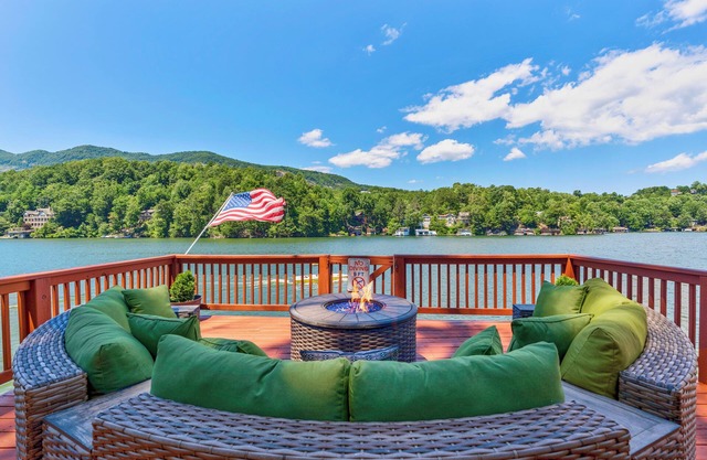 Papas Haus on Lake Lure - 3BR 3BA Lakefront, Decks Galore - Fire Pit