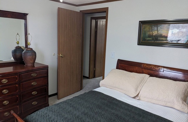 Papillion Riverfront Retreat-Serene Views