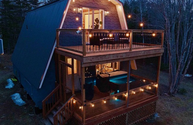 Paradise cove- lakefront cottage with Hot Tub