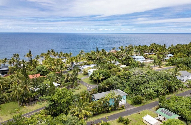 Paradise found! 3 bedroom home with large lanai, AC and 2 blocks from the ocean