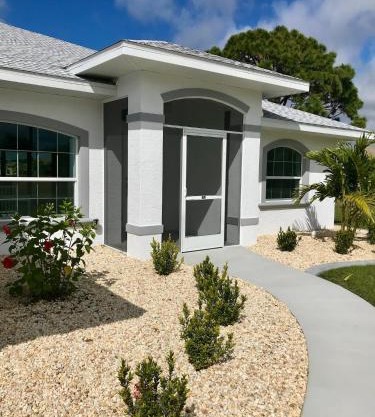 Paradise Home, Tranquil canal view 3-BDR in Golfers paradise