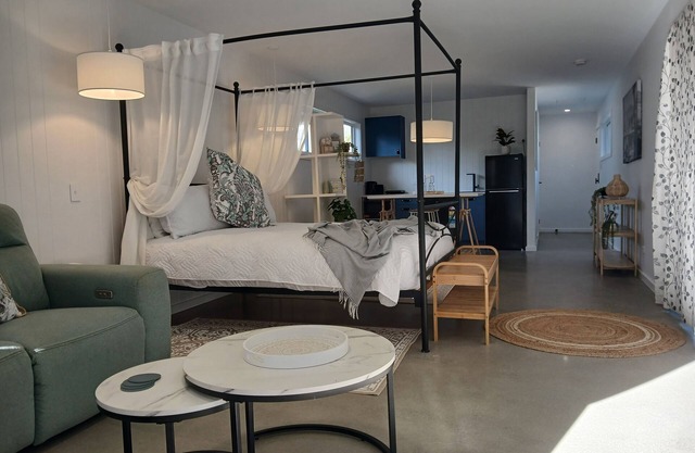 Paradise Palms Bungalow - New Private Studio with easy stroll to surf n sand