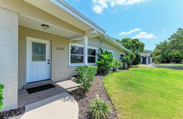 PARADISE RETREAT A 3/2 PET FRIENDLY POOL HOUSE