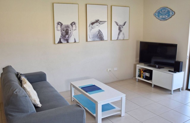 Paragon Apartment 3 - walk to the beach
