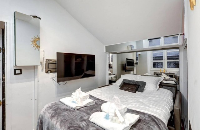 Paris Marais Tiny MERRISAS