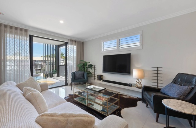 Parkview 2 Bedroom Luxe Suite with BBQ Patio