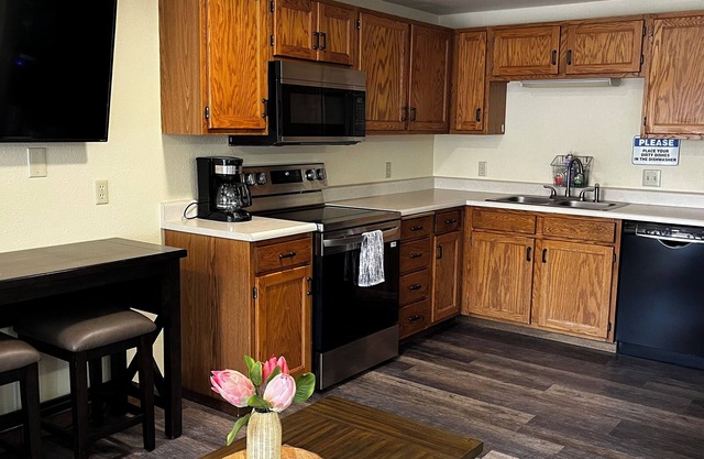 ParkWay Yellowstone Guest HousenYellowstone Riverside studio #6