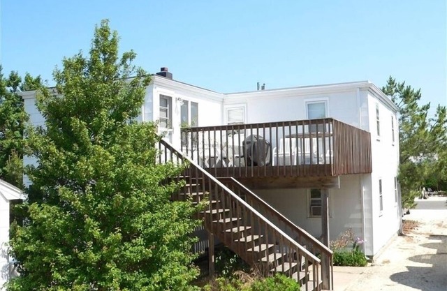 Part Of A Duplex 1-Block To Ocean+Bay Beaches, 2 Bedrooms, 1 Bathroom