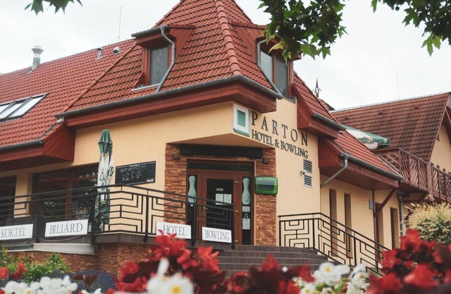 Parton Hotel & Bowling