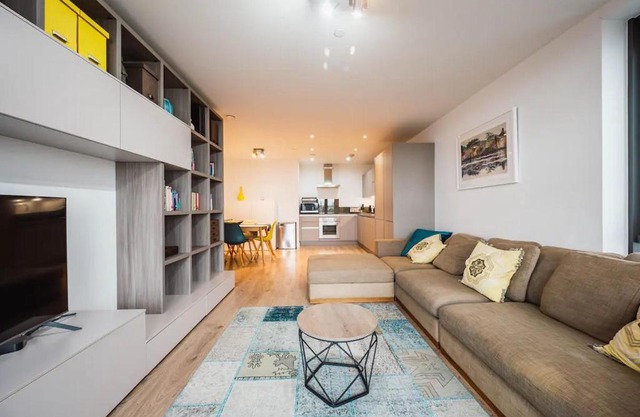 Pass the Keys 3 Bed 2 Bath with Stunning Views from the 8th Fl