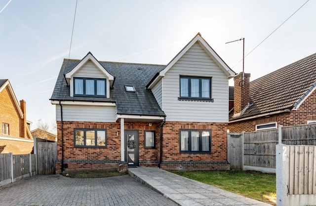 Pass the Keys Hawkwell Hideaway! Large 4 bedroom Home | Hockley