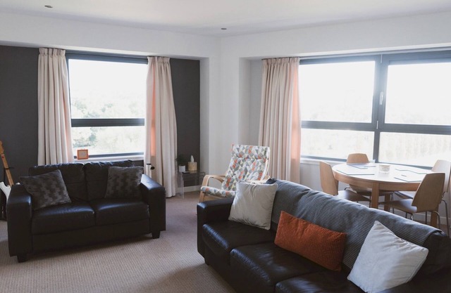 Pass the Keys | Lovely 2-Bed Flat Glasgow Harbour FREE parking