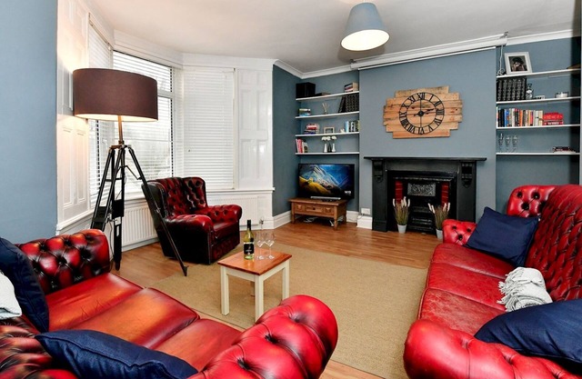Pass the Keys | Spacious 3 Bedroom Apartment Close to City Centre