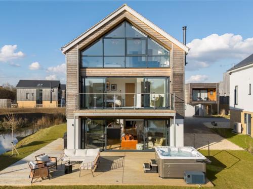 Pass the Keys Stunning 5 bedroom lake-house hot tub views