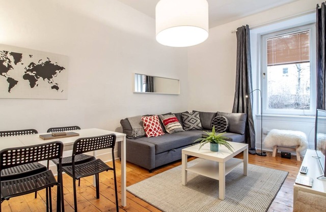 Pass the Keys | Stylish & Charming Retreat for 2- Near the City Centre and Murrayfield Stadium!