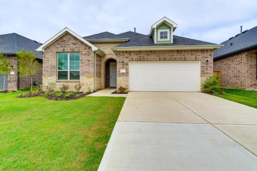 Patio and Pool Access Family Home in Tomball